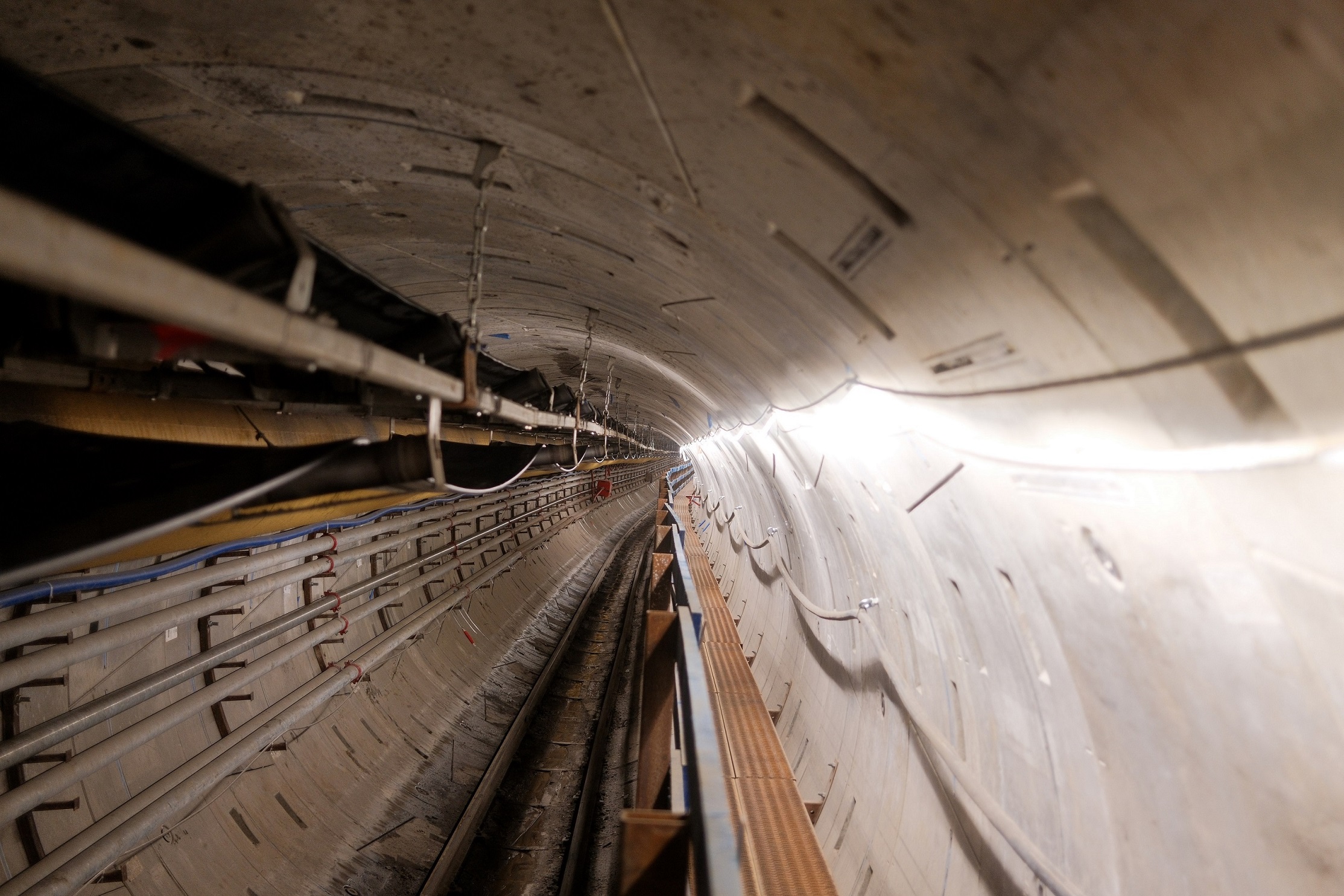 Die Tunnelbohrmaschine Hermine hat den Zielschacht im Hindenburgpark erreicht und damit die Bohrarbeiten für den Fernwärmetunnel unter der Elbe erfolgreich abgeschlossen.