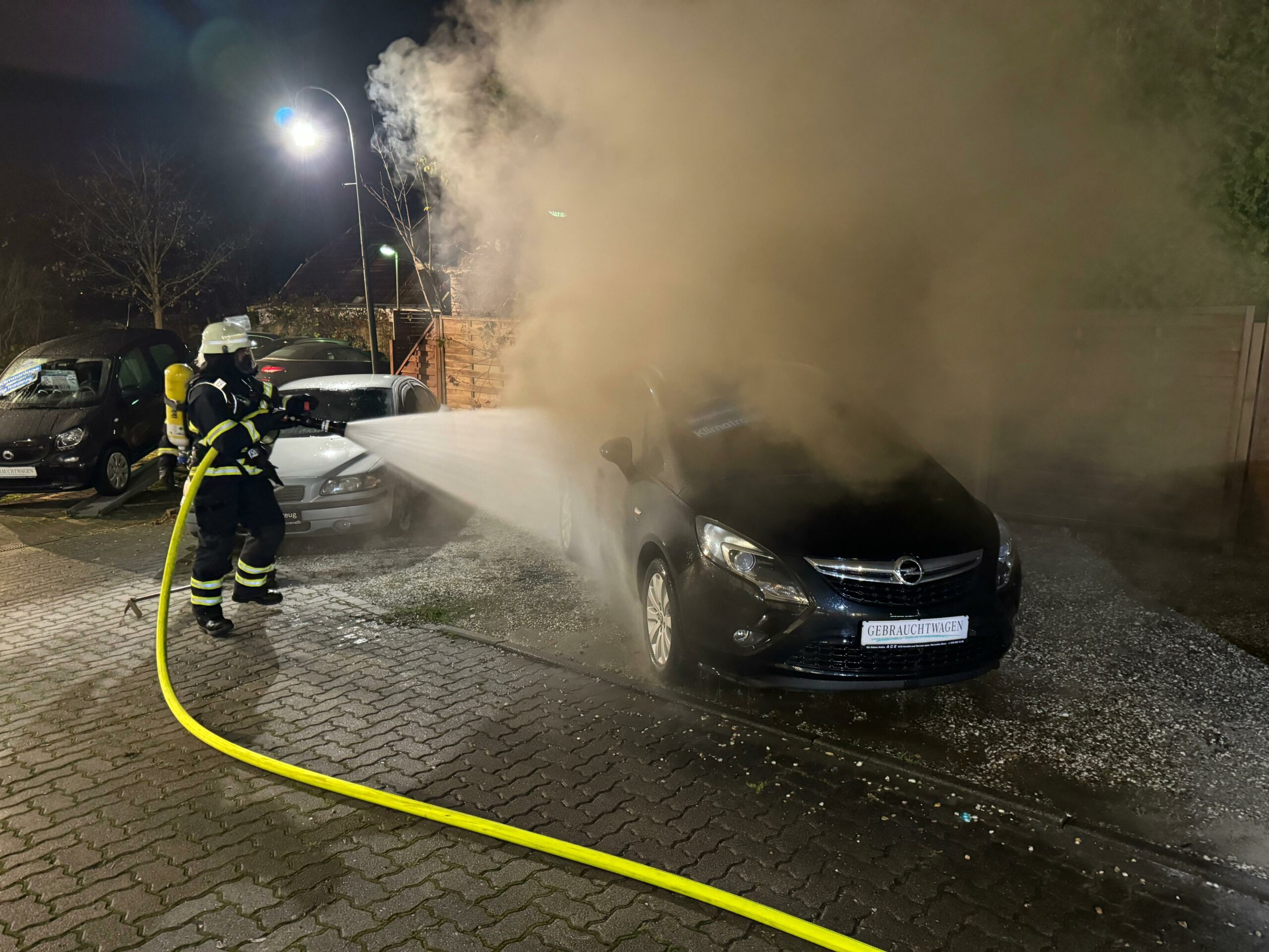 Drei Autos sind auf dem Gelände eines Händlers in Langenhorn in Brand geraten.