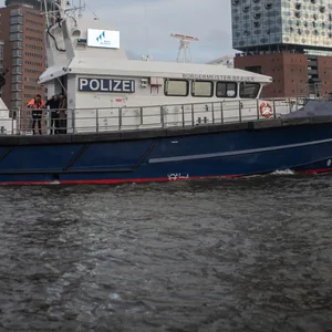 Polizeischiff vor Elbphilharmonie