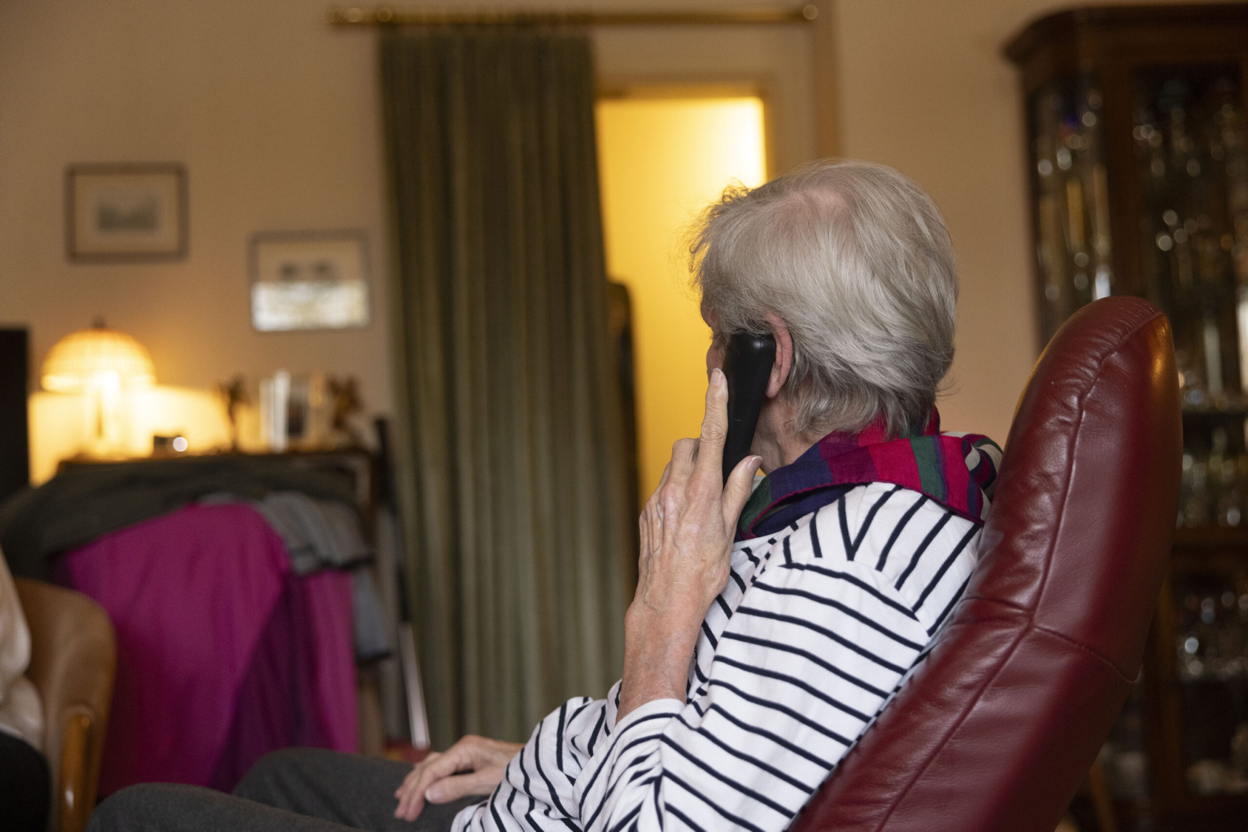 Dagmar Brinkmann (82) am Telefon