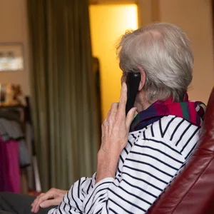 Dagmar Brinkmann (82) am Telefon