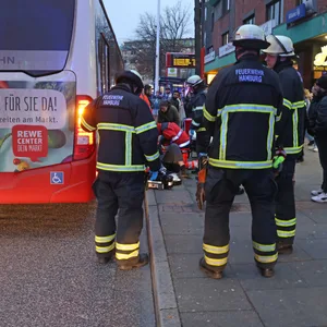 Mann verliert Geichgewicht und fällt vor enfahrenden Bus – Großeinsatz der Feuerwehr
