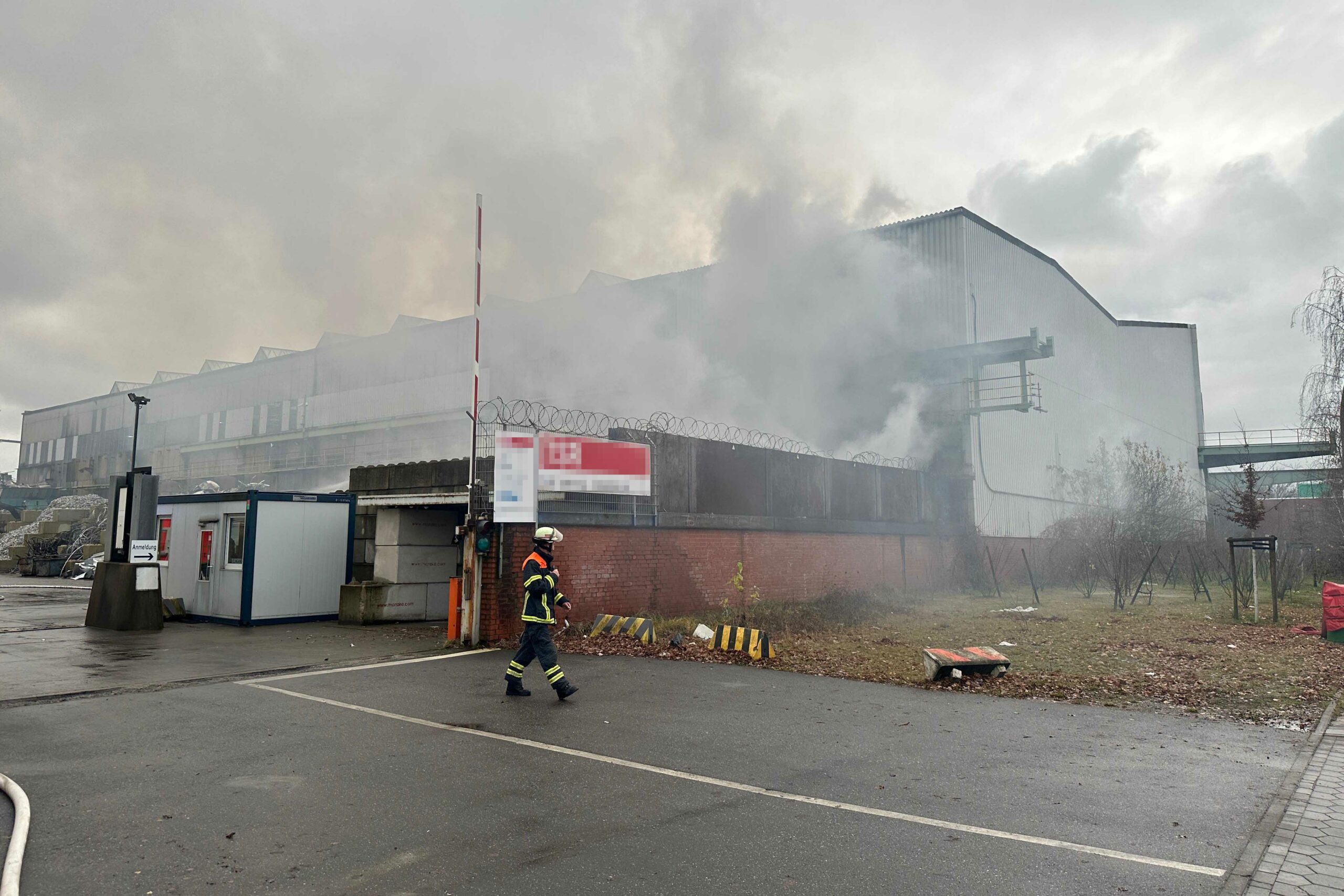 Beim Eintreffen der Retter drang bereits dichter Brandrauch aus dem Schrotthaufen.