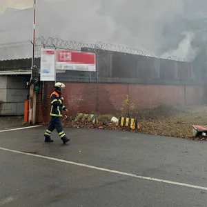 Beim Eintreffen der Retter drang bereits dichter Brandrauch aus dem Schrotthaufen.