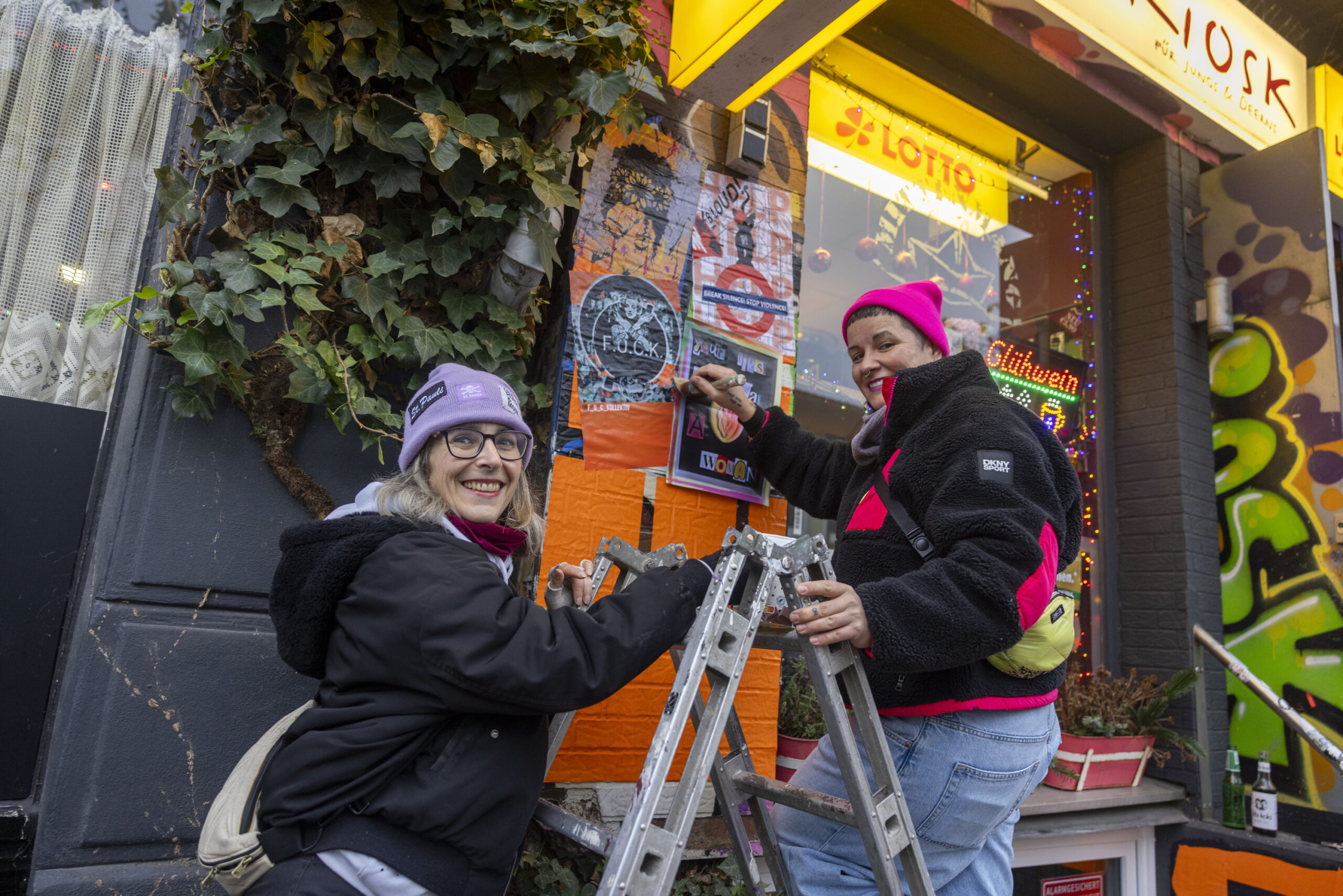 Die Künstlerinnen Maaike Dirkx (l.) und „Streetvulven“ vom F.U.C.-Kollektiv gestalten die „Orange Wall“ am Kiosk „Mittenmang“ an der Davidstraße auf dem Kiez.