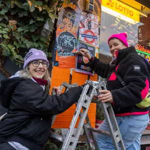 Die Künstlerinnen Maaike Dirkx (l.) und „Streetvulven“ vom F.U.C.-Kollektiv gestalten die „Orange Wall“ am Kiosk „Mittenmang“ an der Davidstraße auf dem Kiez.