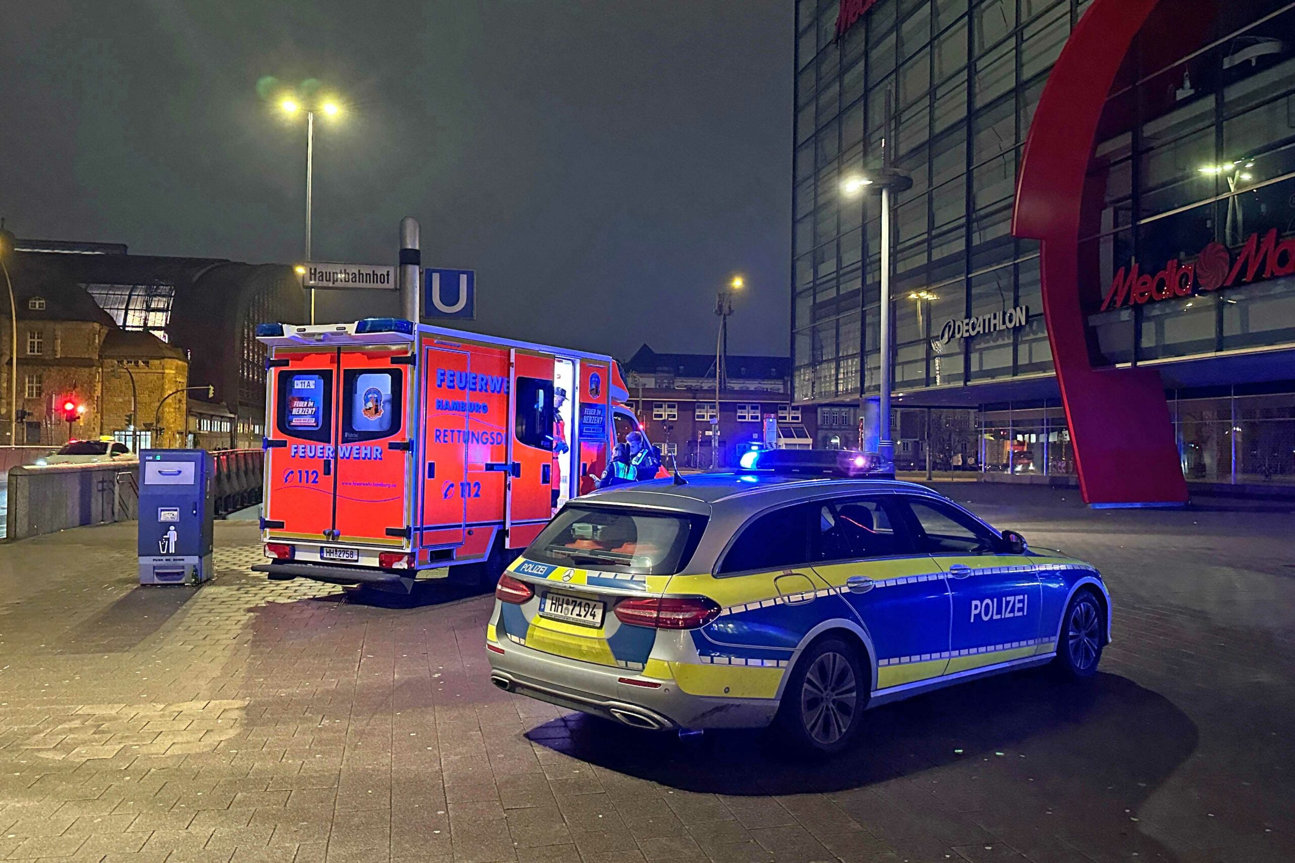 Polizisten und Rettungskräfte am Ort der Massenschlägerei auf der Mönckebergstraße in Hamburg.