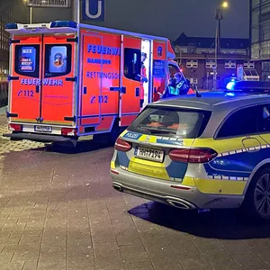 Polizisten und Rettungskräfte am Ort der Massenschlägerei auf der Mönckebergstraße in Hamburg.