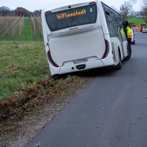 Der Bus wollte einem Arbeitsgerät Platz machen und sackte im Grünstreifen ein.
