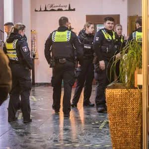 Die Polizei rückte mit mehreren Einsatzkräften an. Zunächst ging man von einem Schwerverletzten aus.