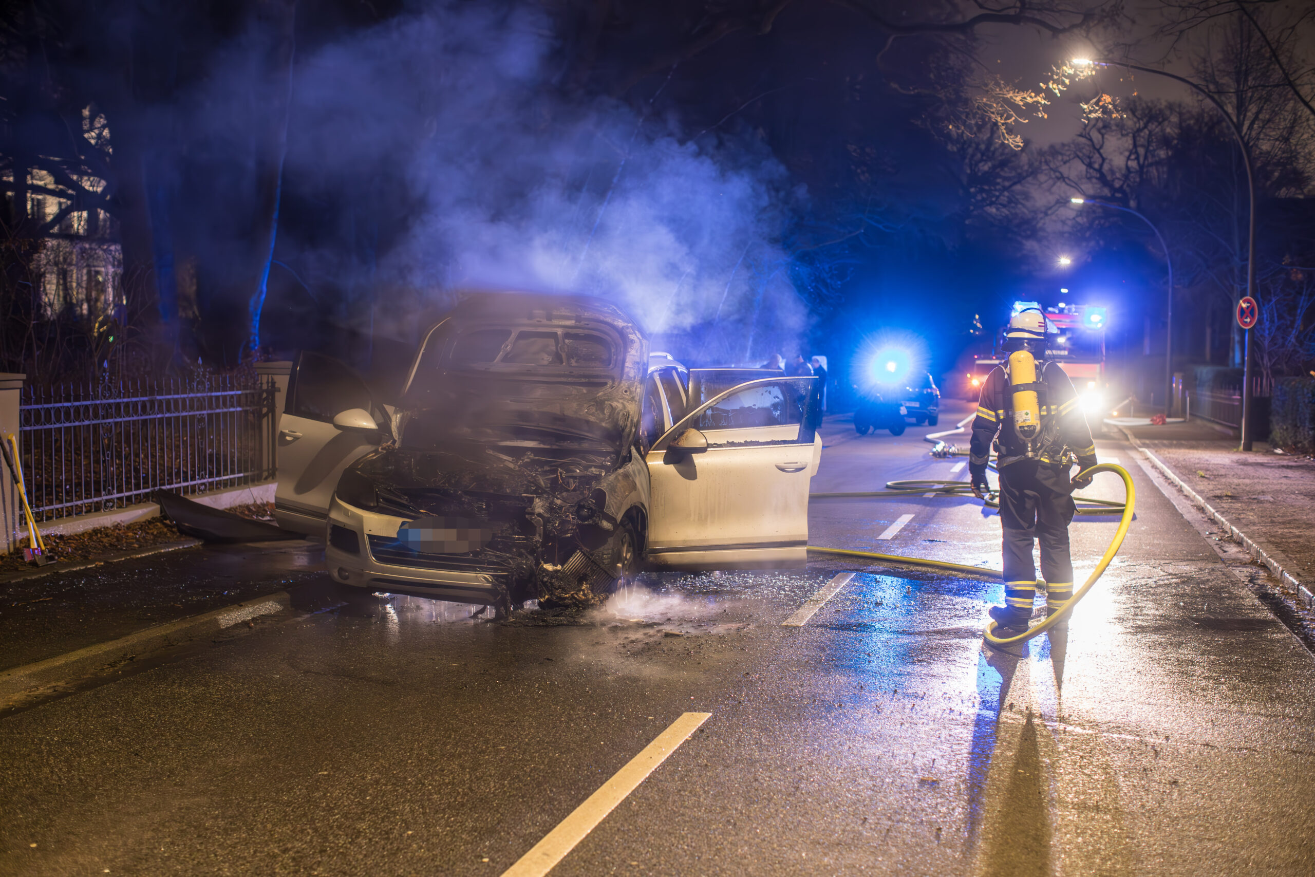 Der VW Touareg wurde durch das Feuer komplett zerstört.