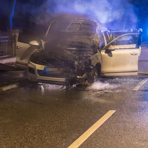 Der VW Touareg wurde durch das Feuer komplett zerstört.