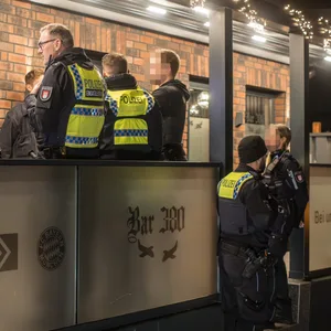 Verdacht auf illegales Glücksspie, Drogenhandel und Steuerhinterziehung – Polizei stürmt Bar in Finkenwerder