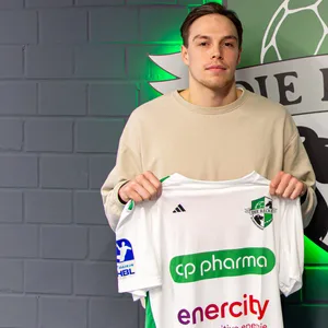 Leif Tissier mit dem Trikot von Hannover-Burgdorf