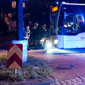 Einsatzkräfte vor dem Bus in Billstedt.