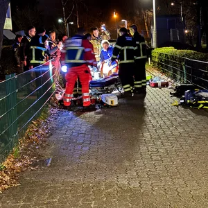 Der Tatort an der Kandinskyallee. Rettungssanitäter versorgen eins der Opfer.
