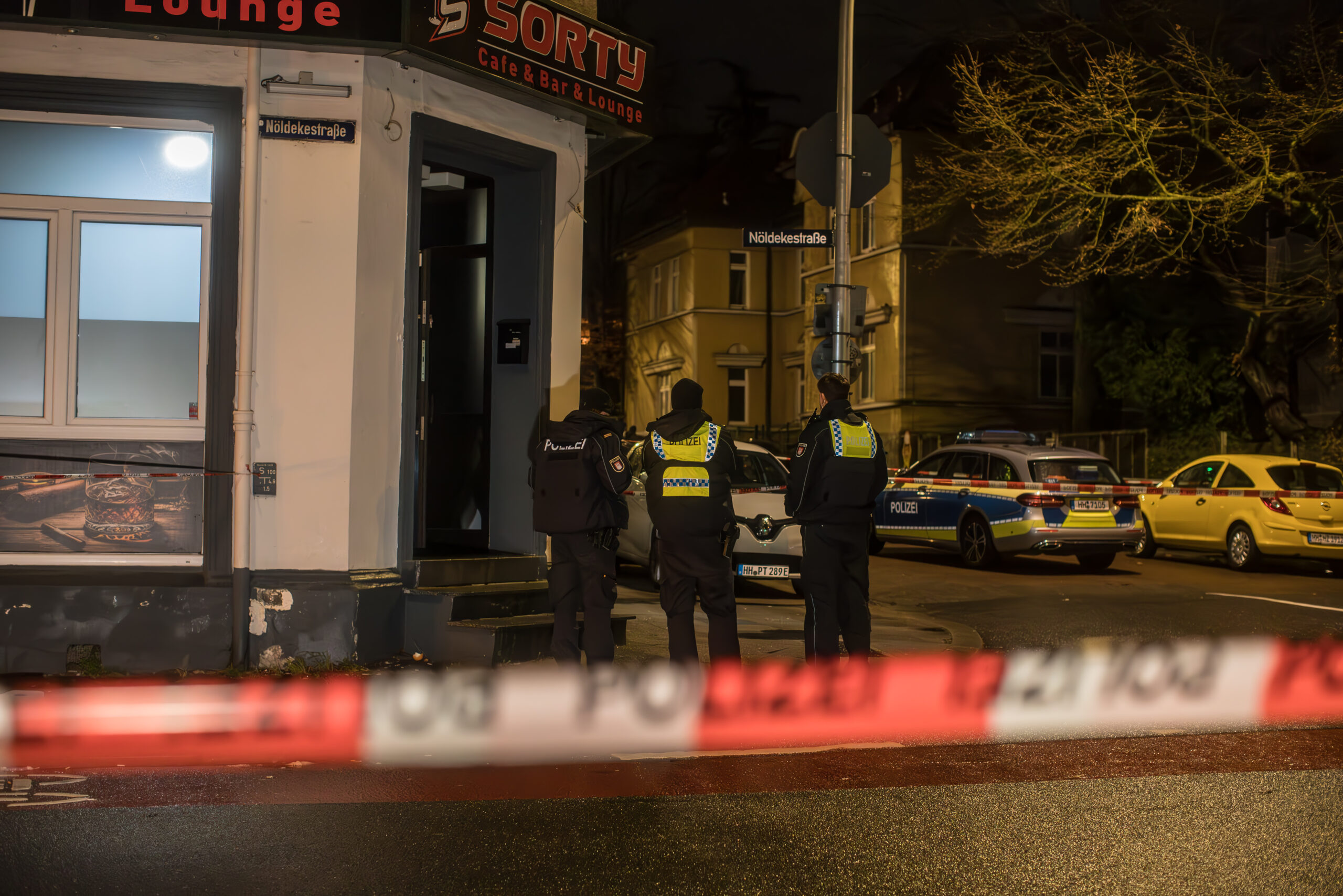 Vor dieser Bar in Wilstorf wurden am späten Sonntagabend zwei durch Schüsse verletzte Männer gefunden.