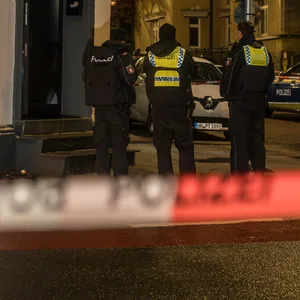 Vor dieser Bar in Wilstorf wurden am späten Sonntagabend zwei durch Schüsse verletzte Männer gefunden.