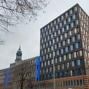 Bürrogebäude mit Kirchturm im Hinrtergrund