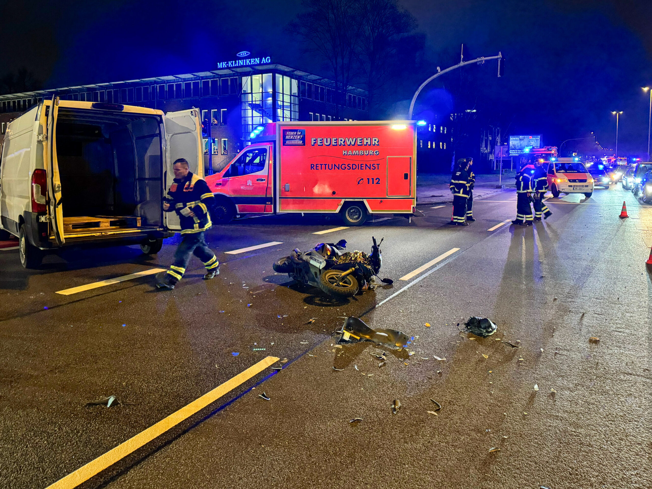 Ein Roller liegt am Unfallort