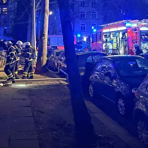 Der Löscheinsatz in Winterhude entwickelte sich plötzlich zum lebensgefährlichen Einsatz.