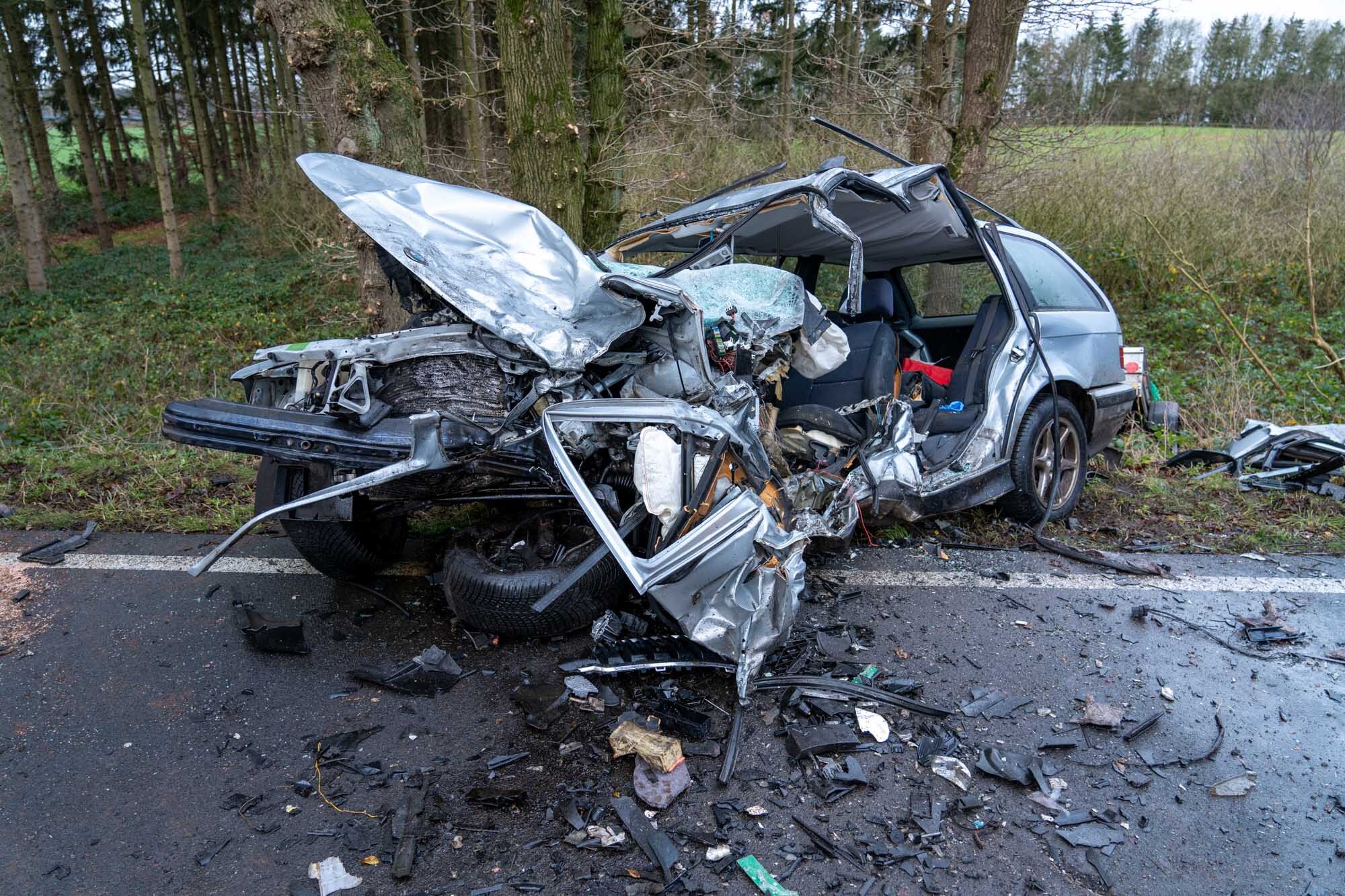 Unfall im Landkreis Rotenburg (Wümme): Eines der zerstörten Autos