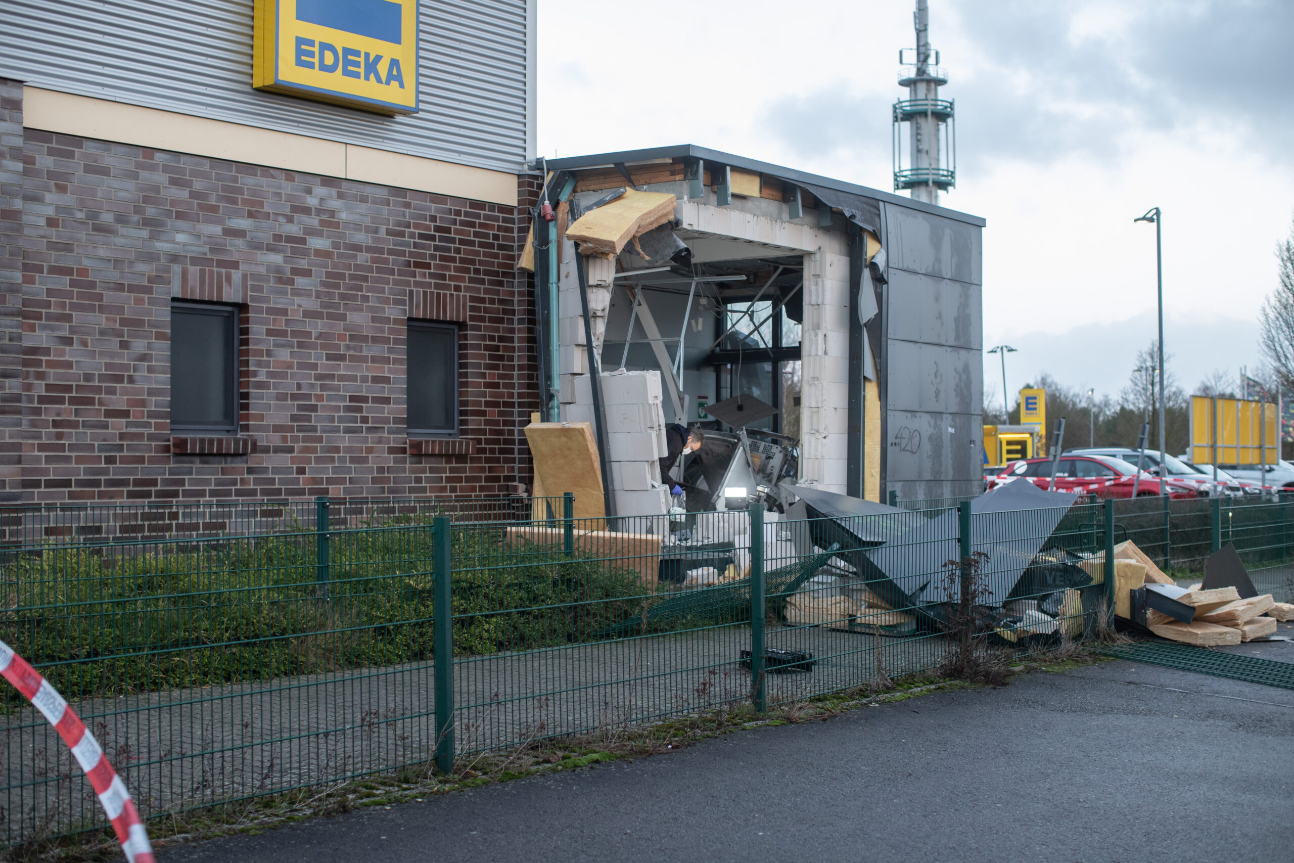 Der Anbau, in dem der Geldautomat stand, wurde durch die Wucht der Detonation zerstört.