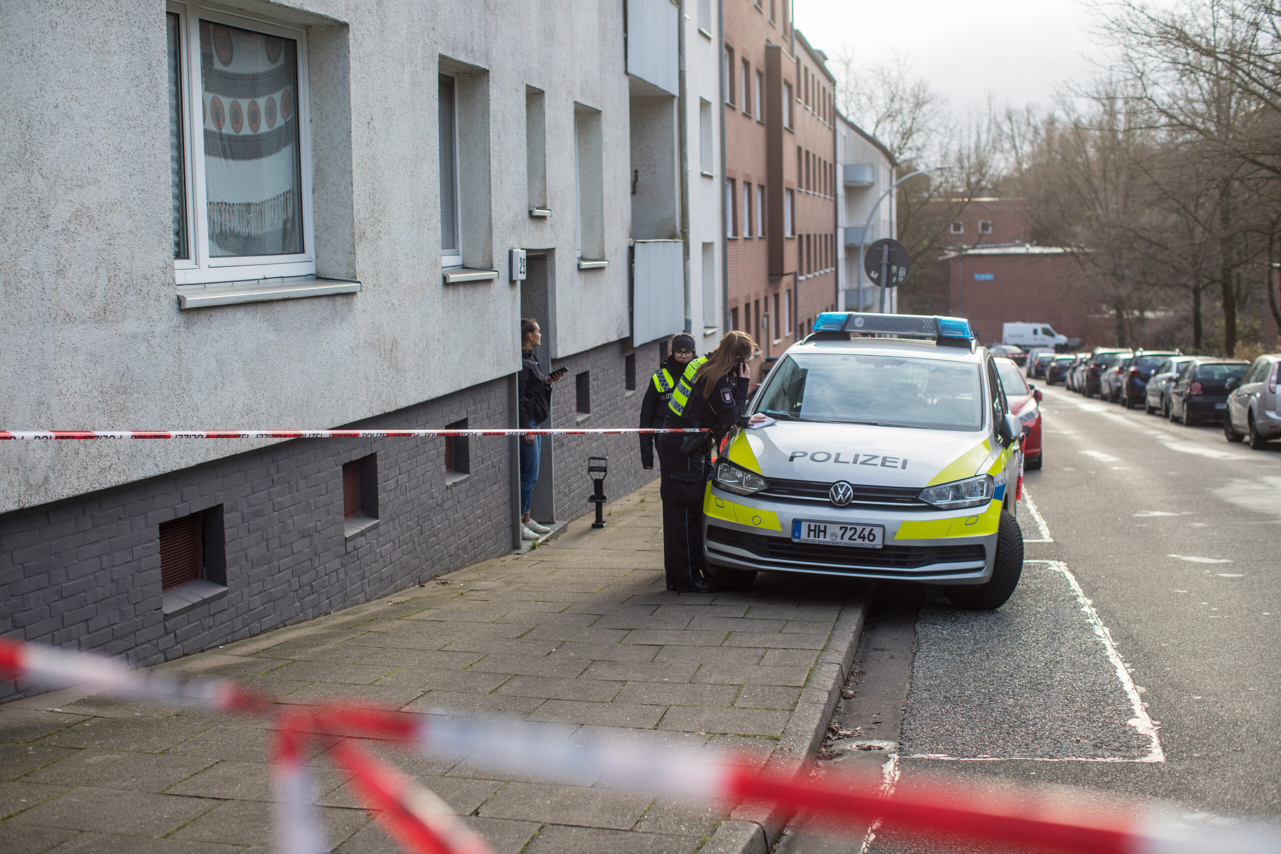 Leblose Frau mit schweren Verletzungen auf Gehweg in Harburg gefunden – Kripo ermittelt