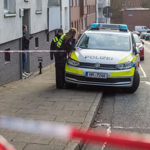Leblose Frau mit schweren Verletzungen auf Gehweg in Harburg gefunden – Kripo ermittelt