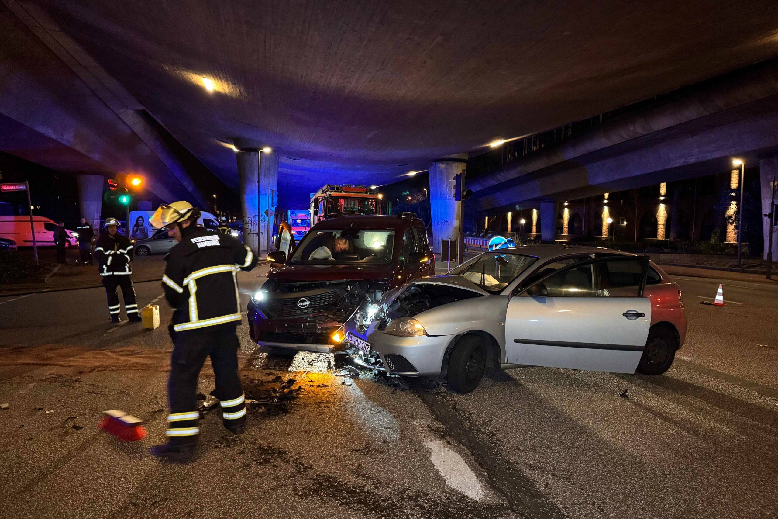 Zwei kaputte Autos auf einer Kreuzung