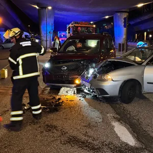 Zwei kaputte Autos auf einer Kreuzung