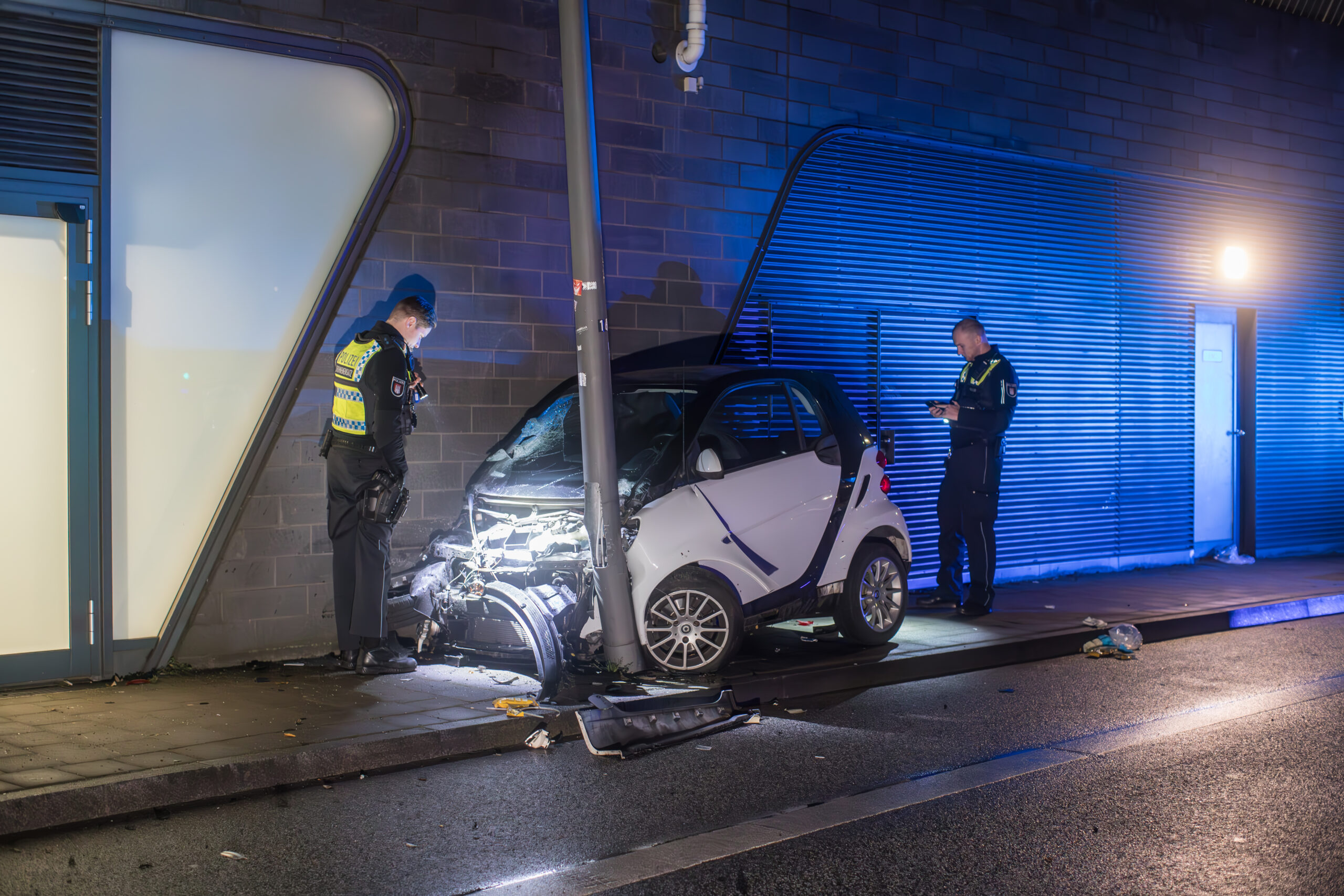 Verfolgungsjagd über St. Pauli endet an Lichtmast – drei Verletzte in Smart fortwo