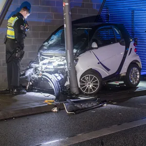 Verfolgungsjagd über St. Pauli endet an Lichtmast – drei Verletzte in Smart fortwo