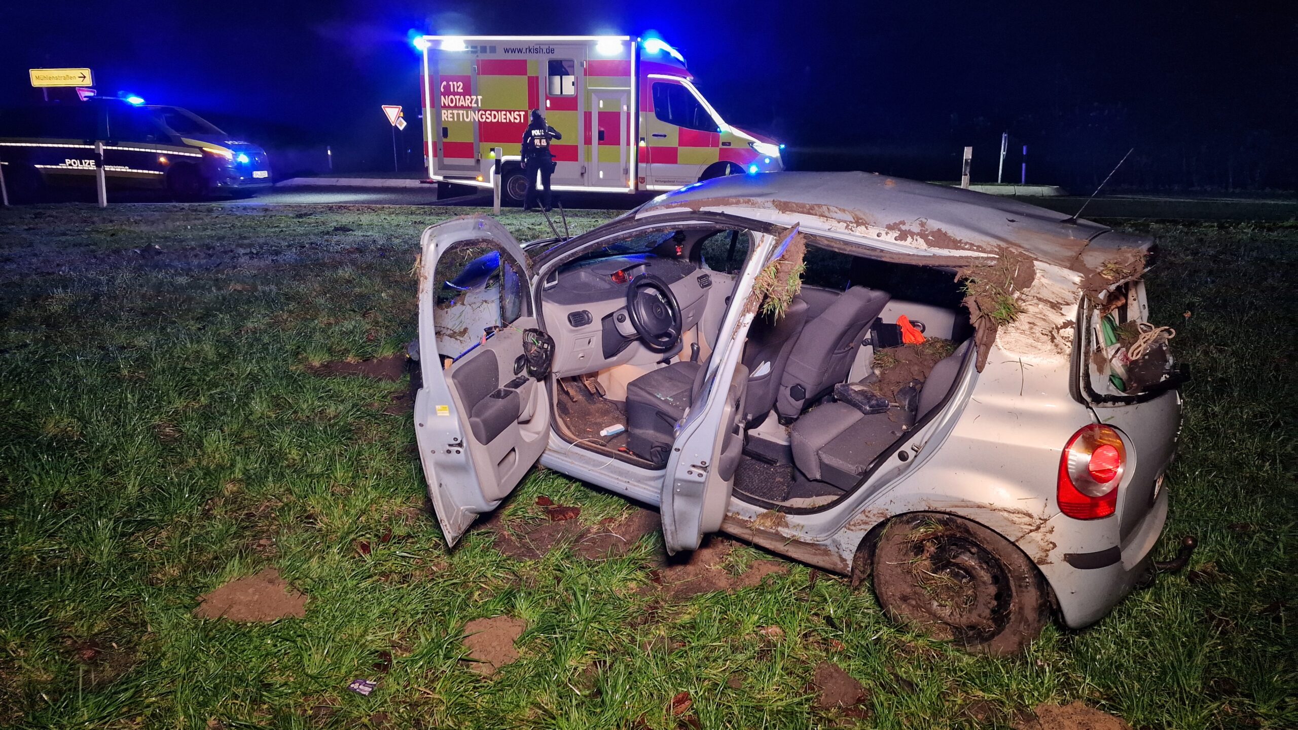 Auto überschlägt bei Brunsbüttel – Fahrer klettert unverletzt aus Wrack