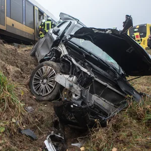 Beu Uelzen: Zug erfasst Mercedes auf Bahnübergang. Zwei Schwerverletzte