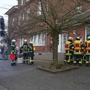 Feuer in Küche in beliebten restaurant in Rosengarten – Gebäude geräumt