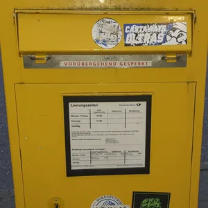 „Vorübergehend gesperrt“ steht auf einem Briefkasten.