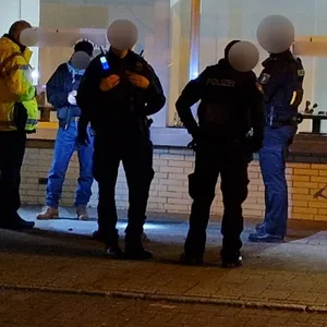 Der alkoholisierte Tatverdächtige soll zwei Frauen und ein Kind leicht verletzt haben.