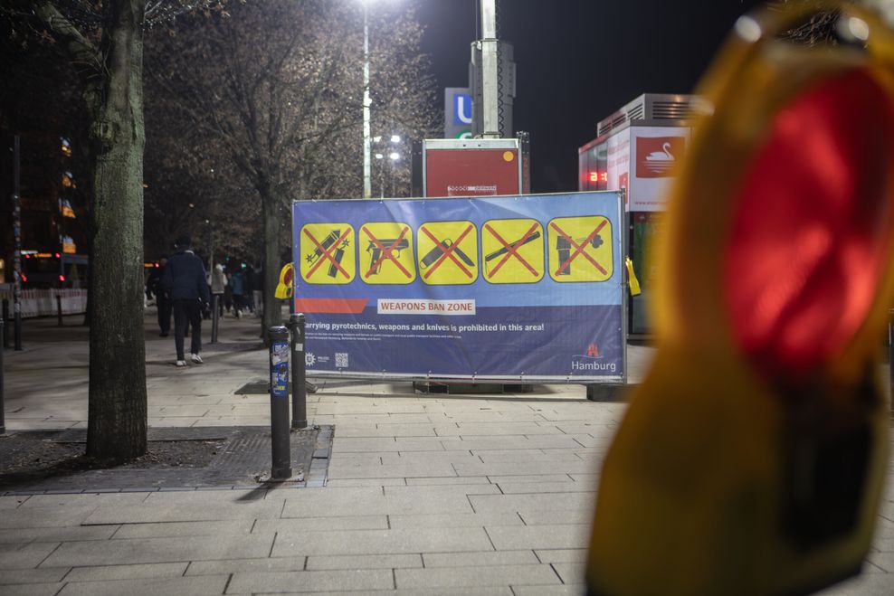 Nicht nur Feuerwerk ist am Jungfernstieg verboten.