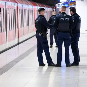 Frauen bedrohen Passantin am Bahnhof Reeperbahn mit Messer – beide hatten ordentlich Promille und wurden festgenomen.