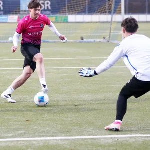 Nico Rybka dribbelt