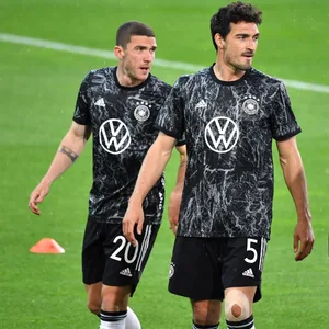 Robin Gosens und Mats Hummels beim Aufwärmen