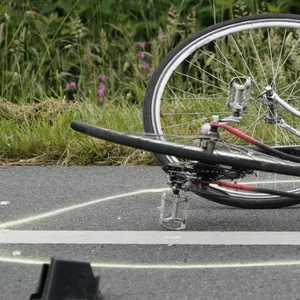 Auto erfasst abbiegebdes Fahrrad – Radlerin schwer verletzt