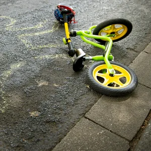 Das Mädchen war auf einem Laufrad mit der Mutter unterwegs. (Symbolfoto)