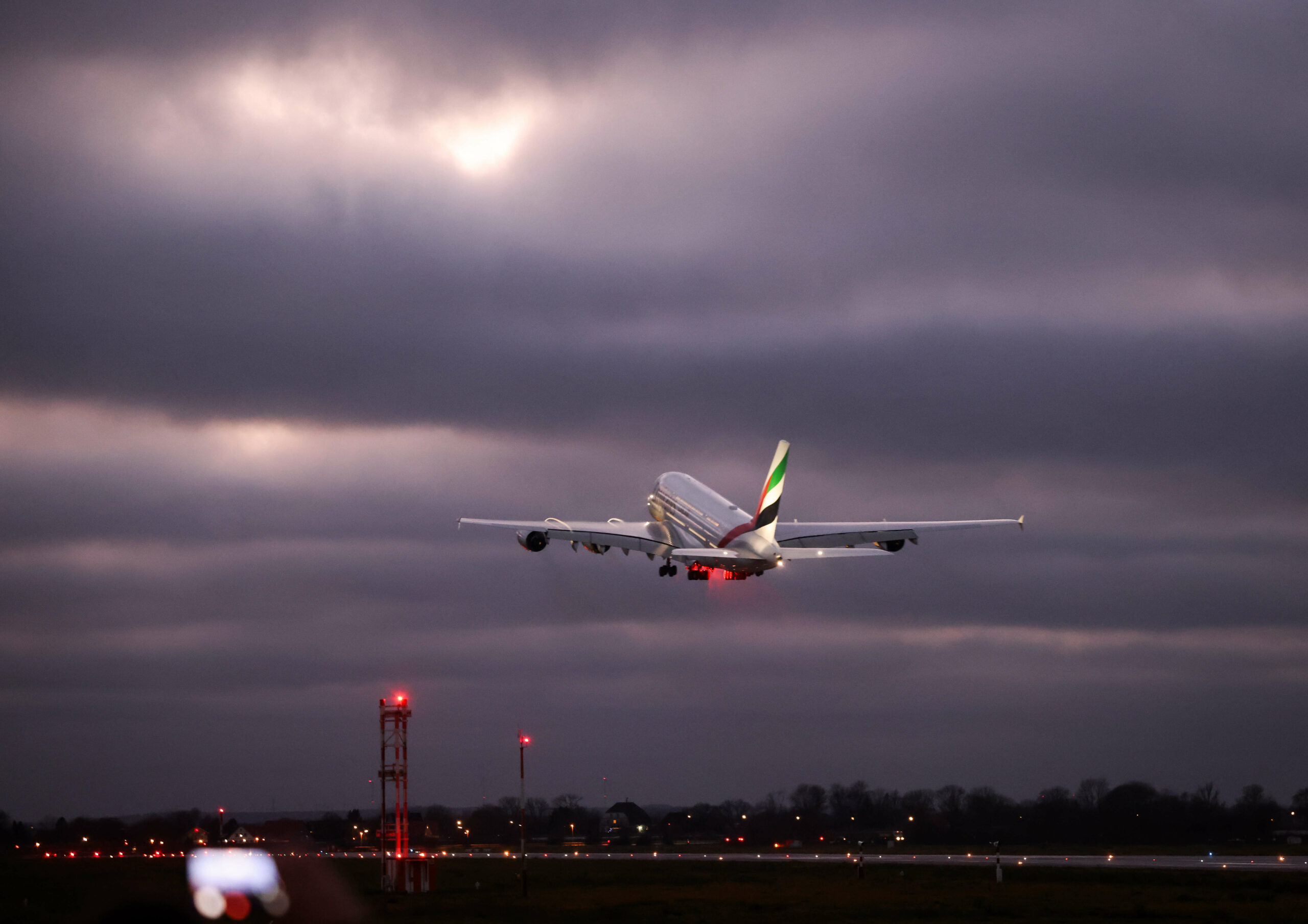 Flugzeug im Landeanflug am Hamburger Flughafen