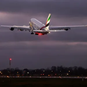 Flugzeug im Landeanflug am Hamburger Flughafen