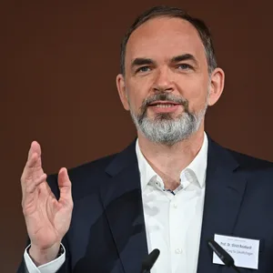 Ein Mann am Rednerpult
