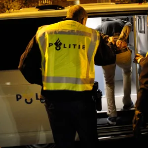 Die niederländischen Polizisten nahmen den Fahrer des Lieferwagens fest. (Symbolbild)