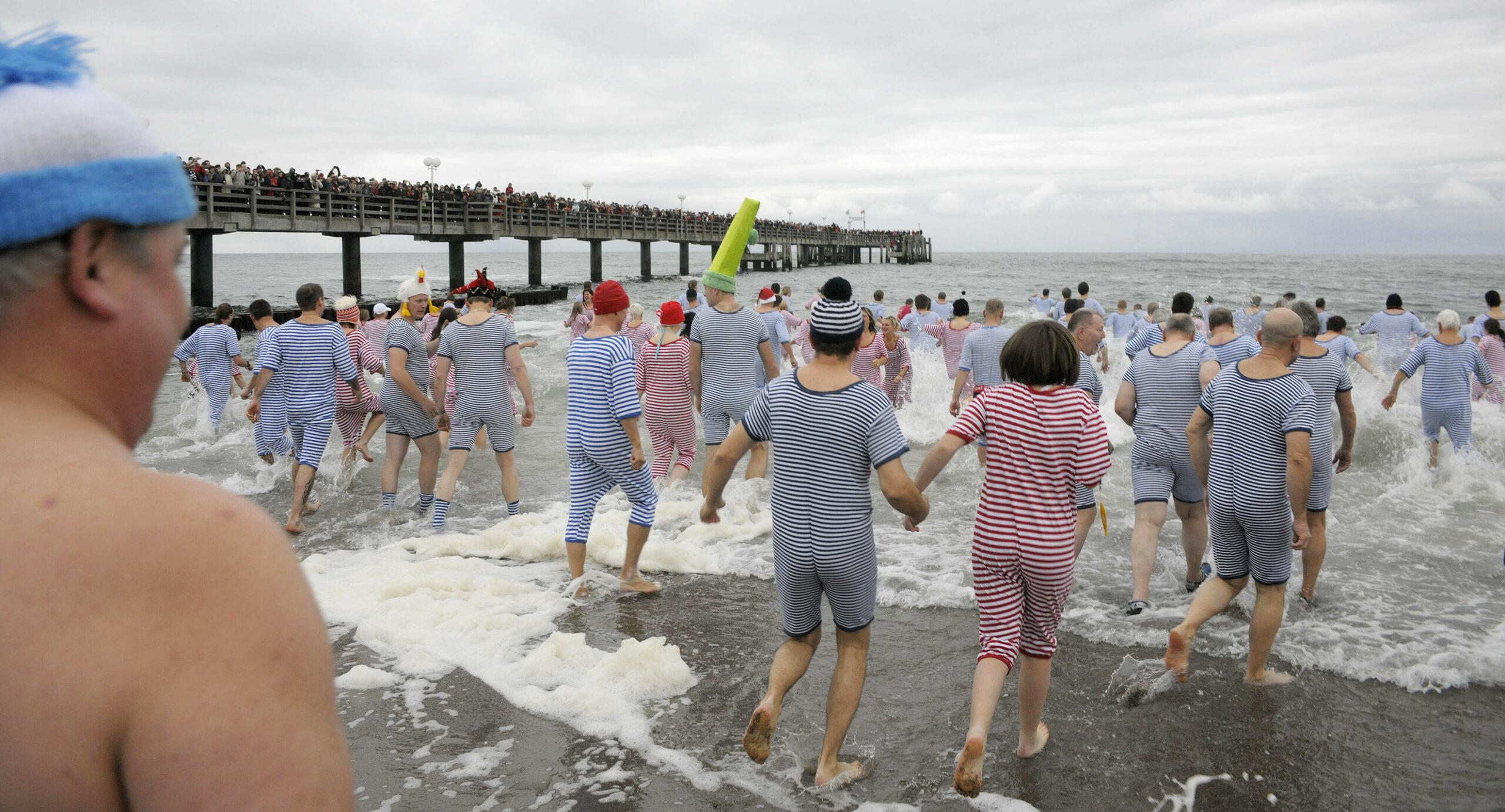 Winterbader laufen ins kalte Ostsee-Wasser in Kühlungsborn.