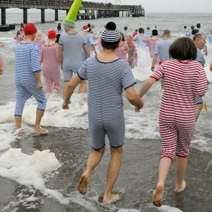 Winterbader laufen ins kalte Ostsee-Wasser in Kühlungsborn.